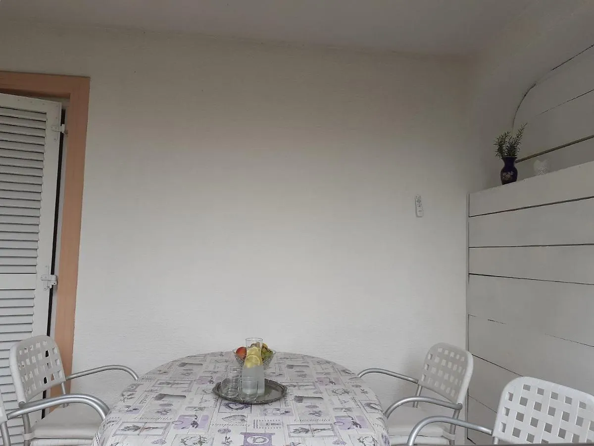 Apartment Conty With Terrace And Garden Malinska Hırvatistan