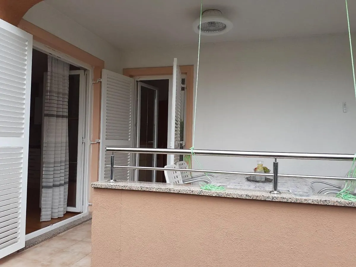 Apartment Conty With Terrace And Garden Malinska