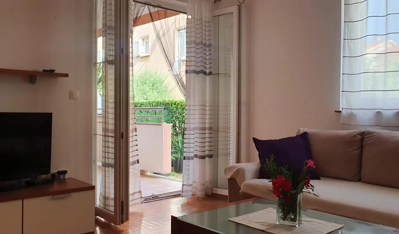 Apartment Conty With Terrace And Garden Malinska Hırvatistan