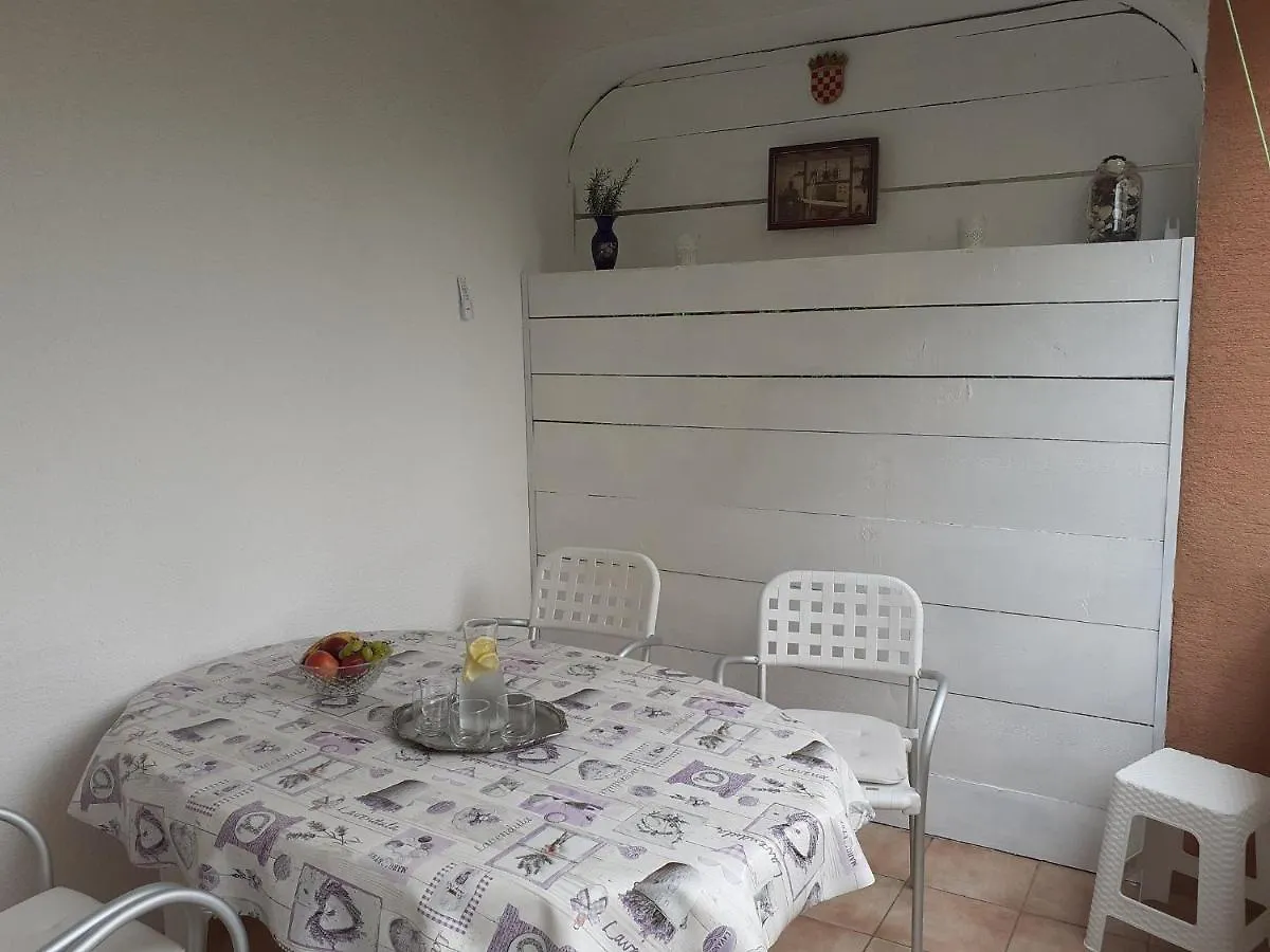 Apartment Conty With Terrace And Garden Malinska
